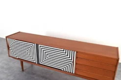 Buffet en teck danois peint à la main en op-art des années 1960.