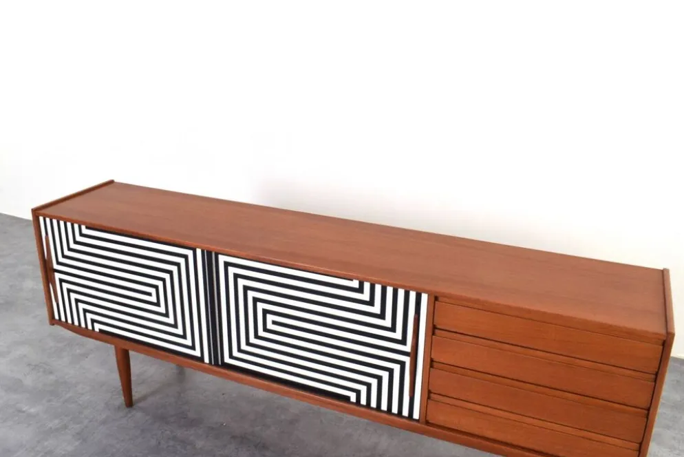 Buffet en teck danois peint à la main en op-art des années 1960.