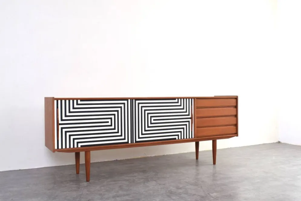 Buffet en teck danois peint à la main en op-art des années 1960.