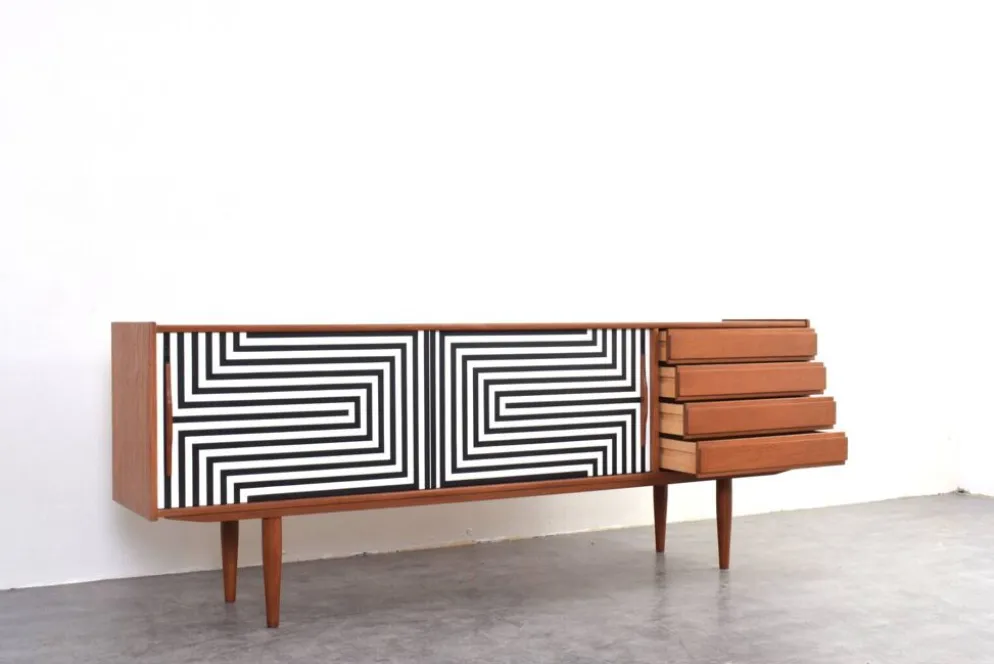 Buffet en teck danois peint à la main en op-art des années 1960.