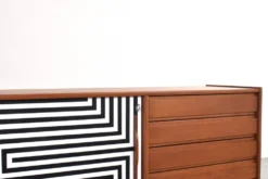 Buffet en teck danois peint à la main en op-art des années 1960.