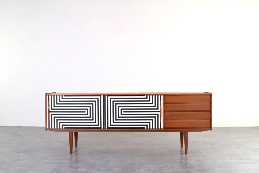 Buffet en teck danois peint à la main en op-art des années 1960.