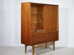 Buffet en teck des années 60 avec vitrine en verre et porte coulissante.
