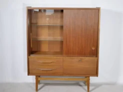 Buffet en teck des années 60 avec vitrine en verre et porte coulissante.