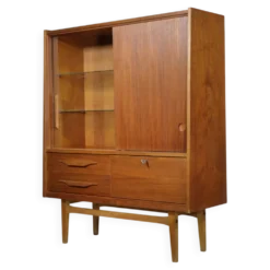 Buffet en teck des années 60 avec vitrine en verre et porte coulissante.