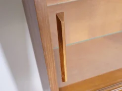 Buffet en teck des années 60 avec vitrine en verre et porte coulissante.