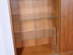 Buffet en teck des années 60 avec vitrine en verre et porte coulissante.
