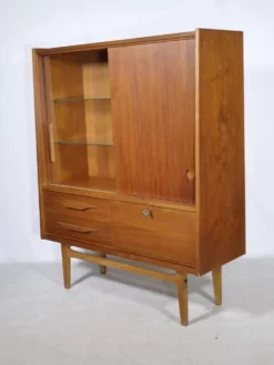 Buffet en teck des années 60 avec vitrine en verre et porte coulissante.