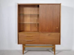 Buffet en teck des années 60 avec vitrine en verre et porte coulissante.