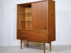 Buffet en teck des années 60 avec vitrine en verre et porte coulissante.