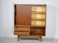 Buffet en teck des années 60 avec vitrine en verre et porte coulissante.