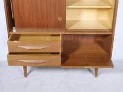 Buffet en teck des années 60 avec vitrine en verre et porte coulissante.