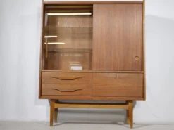 Buffet en teck des années 60 avec vitrine en verre et porte coulissante.
