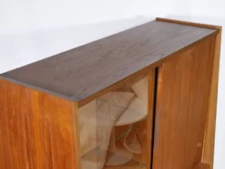 Buffet en teck des années 60 avec vitrine en verre et porte coulissante.