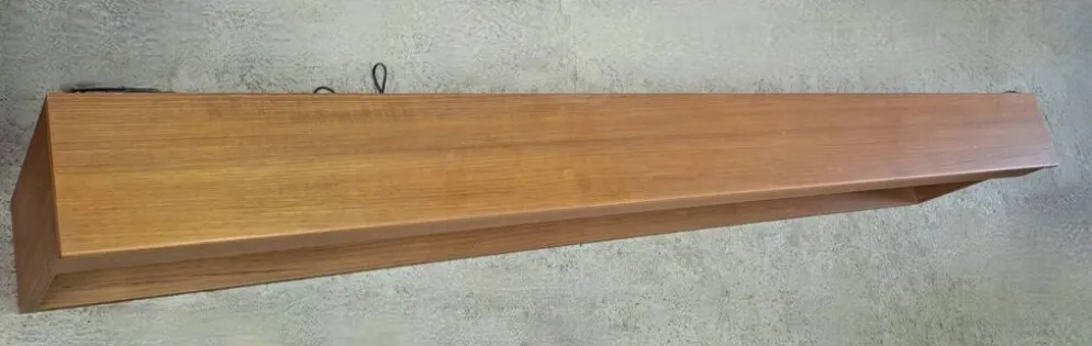 Buffet flottant en teck extra long / étagère murale avec lumières. Danemark années 1960.