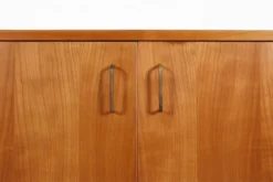 Buffet français des années 1950 en bois de cerisier massif.