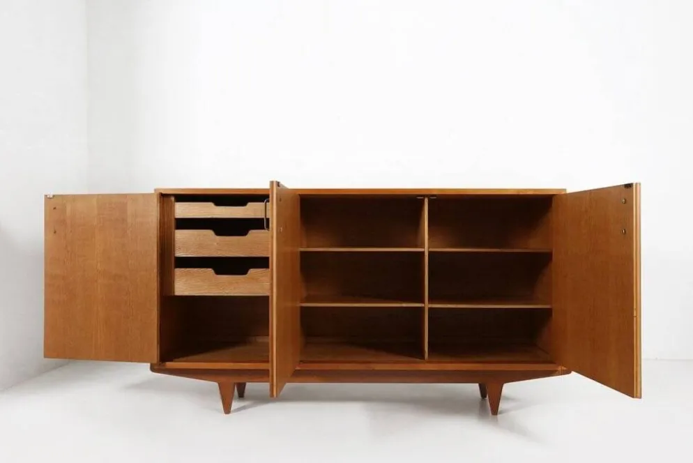 Buffet français des années 1950 en bois de cerisier massif.