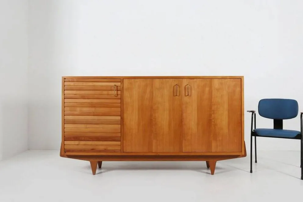 Buffet français des années 1950 en bois de cerisier massif.