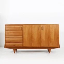 Buffet français des années 1950 en bois de cerisier massif.