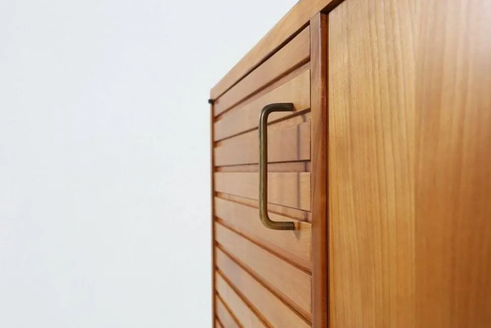 Buffet français des années 1950 en bois de cerisier massif.