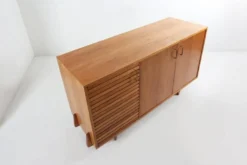 Buffet français des années 1950 en bois de cerisier massif.