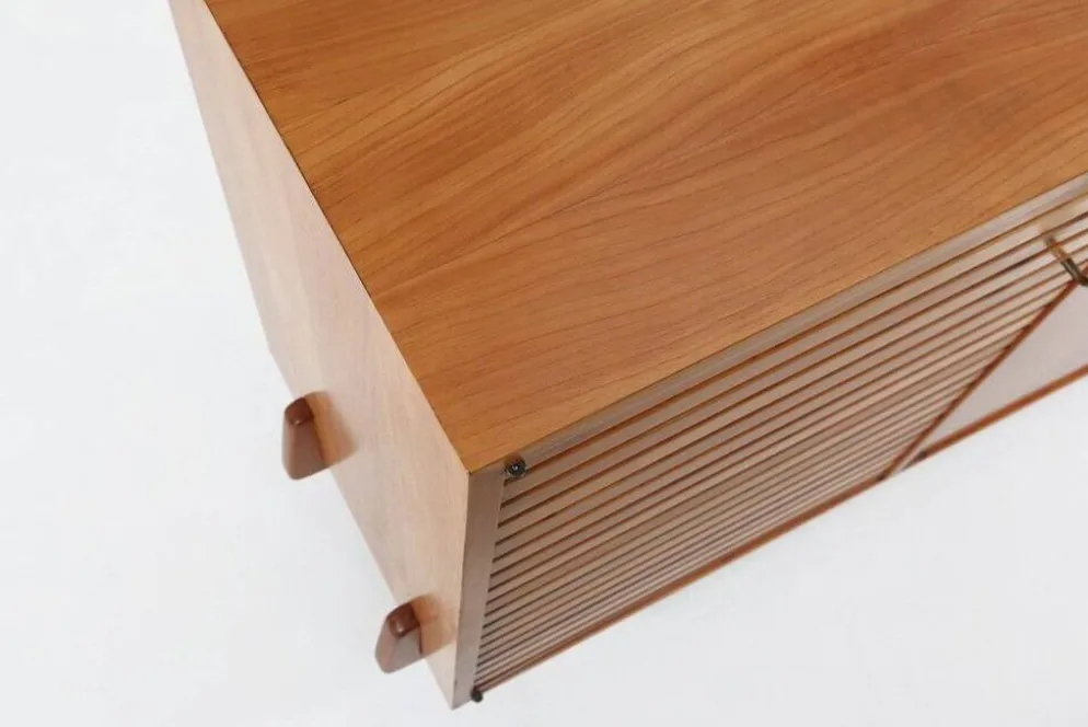 Buffet français des années 1950 en bois de cerisier massif.