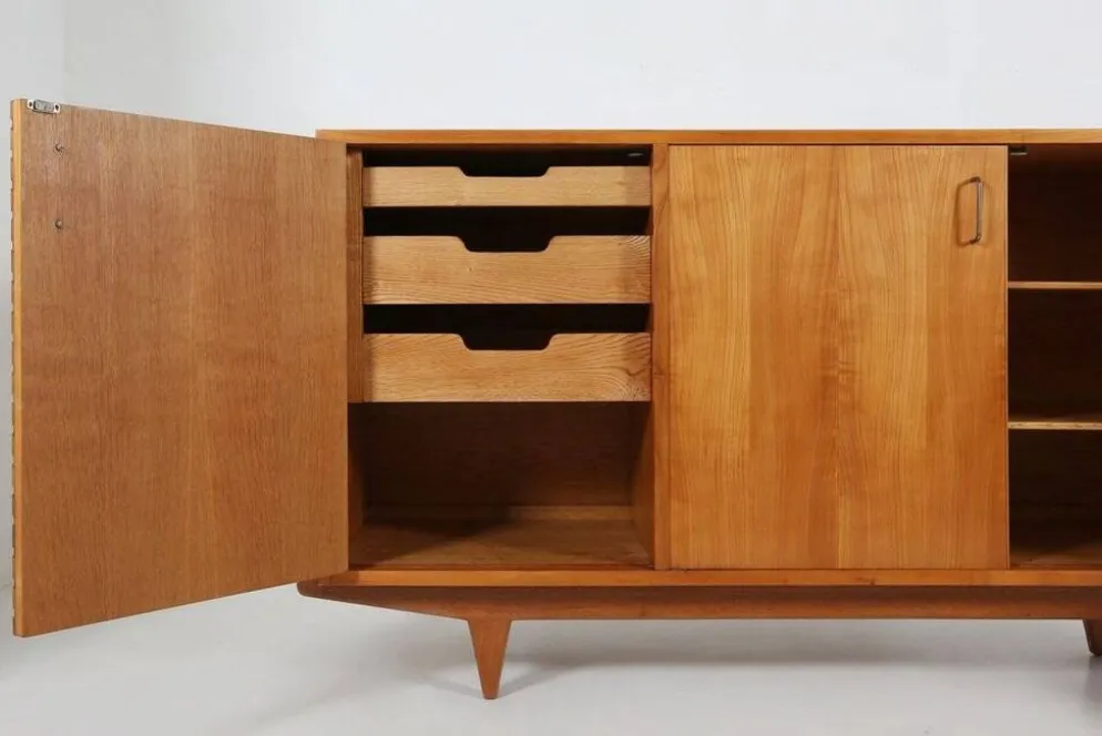 Buffet français des années 1950 en bois de cerisier massif.