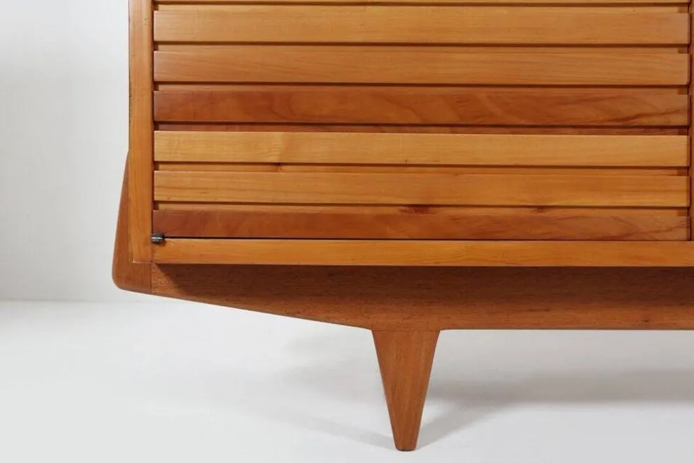 Buffet français des années 1950 en bois de cerisier massif.