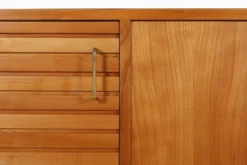 Buffet français des années 1950 en bois de cerisier massif.
