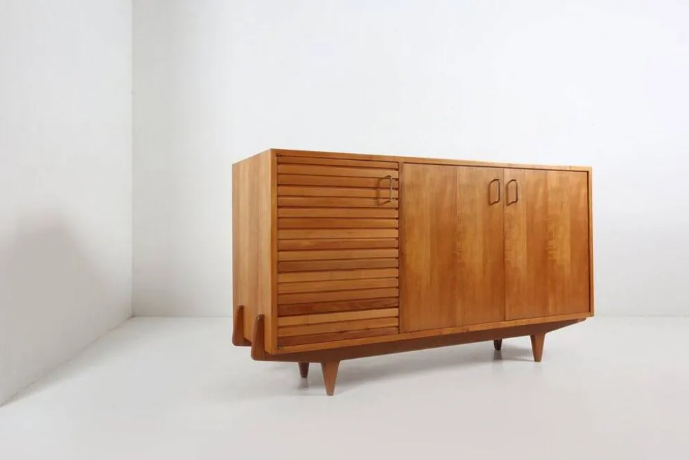 Buffet français des années 1950 en bois de cerisier massif.