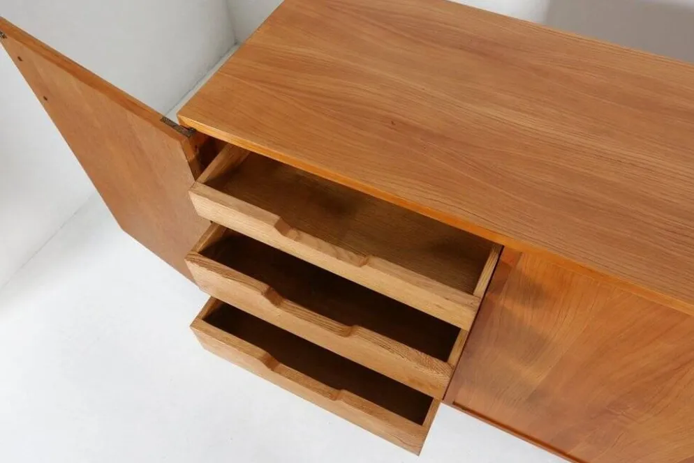 Buffet français des années 1950 en bois de cerisier massif.