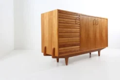 Buffet français des années 1950 en bois de cerisier massif.