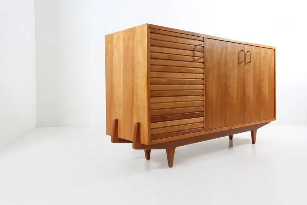 Buffet français des années 1950 en bois de cerisier massif.