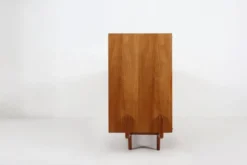 Buffet français des années 1950 en bois de cerisier massif.