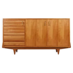 Buffet français des années 1950 en bois de cerisier massif.