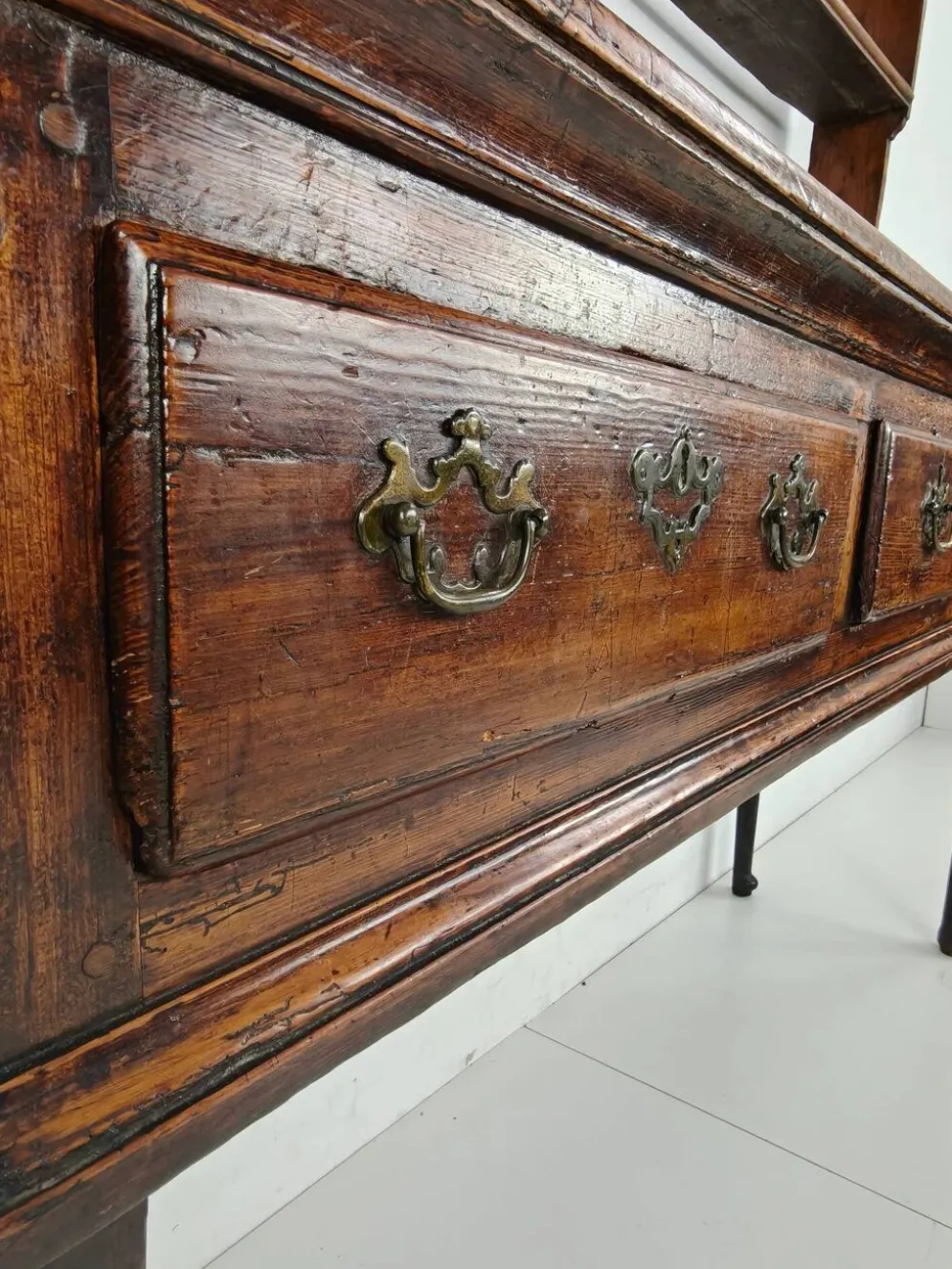 Buffet gallois de style géorgien tardif (XVIIIe siècle) – Massif du Chêne