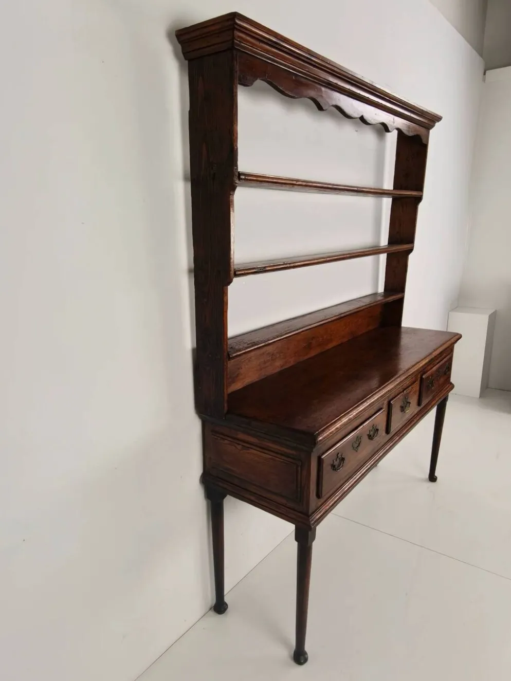 Buffet gallois de style géorgien tardif (XVIIIe siècle) – Massif du Chêne