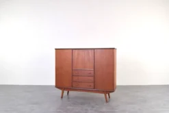 Buffet haut en teck danois des années 1960.