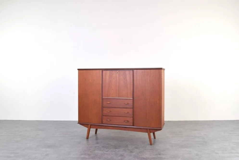 Buffet haut en teck danois des années 1960.