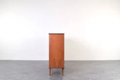 Buffet haut en teck danois des années 1960.
