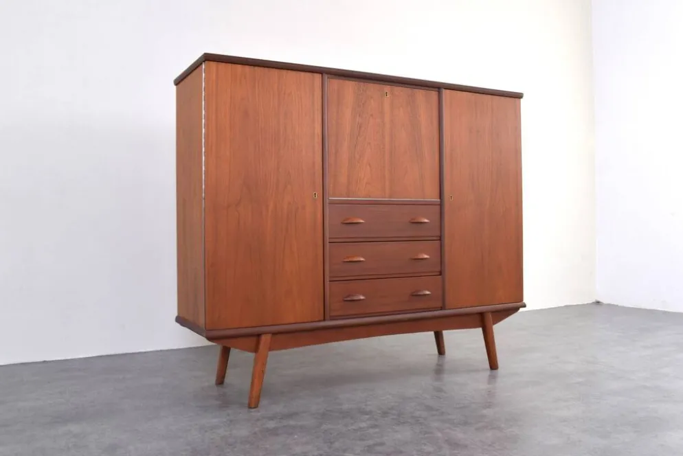 Buffet haut en teck danois des années 1960.
