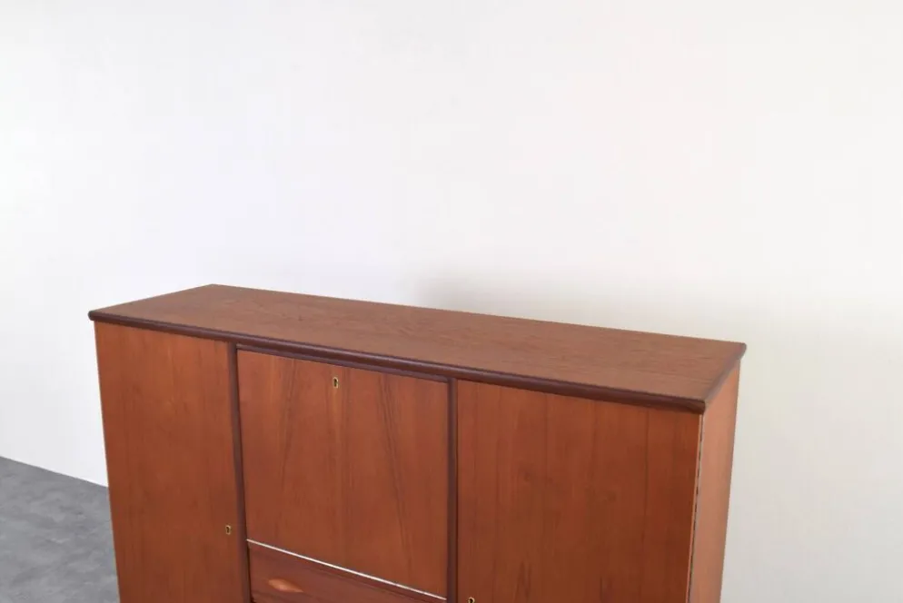 Buffet haut en teck danois des années 1960.