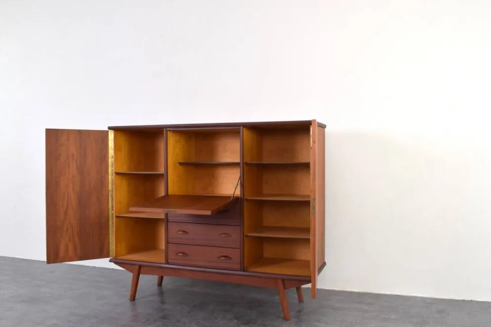 Buffet haut en teck danois des années 1960.