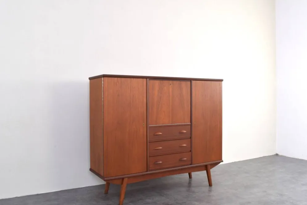 Buffet haut en teck danois des années 1960.