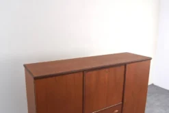 Buffet haut en teck danois des années 1960.