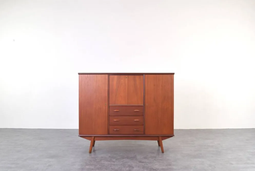 Buffet haut en teck danois des années 1960.