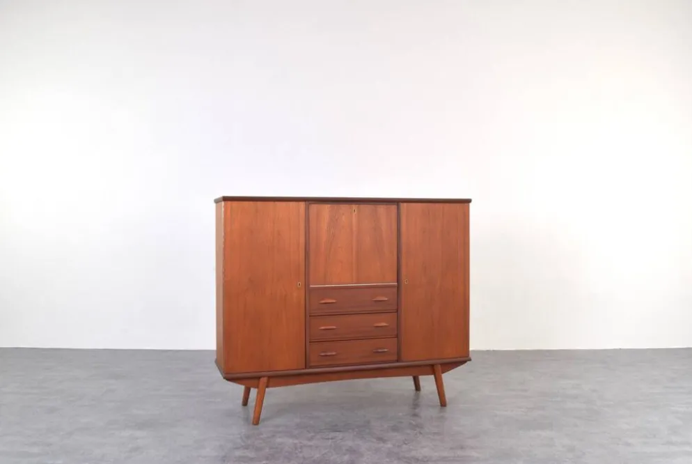 Buffet haut en teck danois des années 1960.