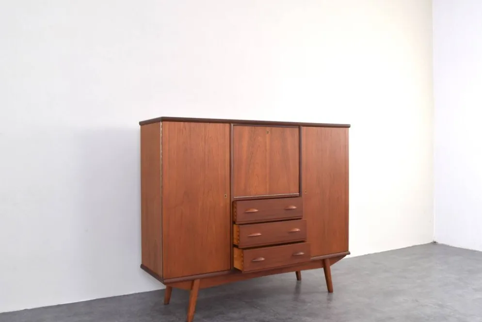 Buffet haut en teck danois des années 1960.
