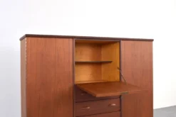 Buffet haut en teck danois des années 1960.