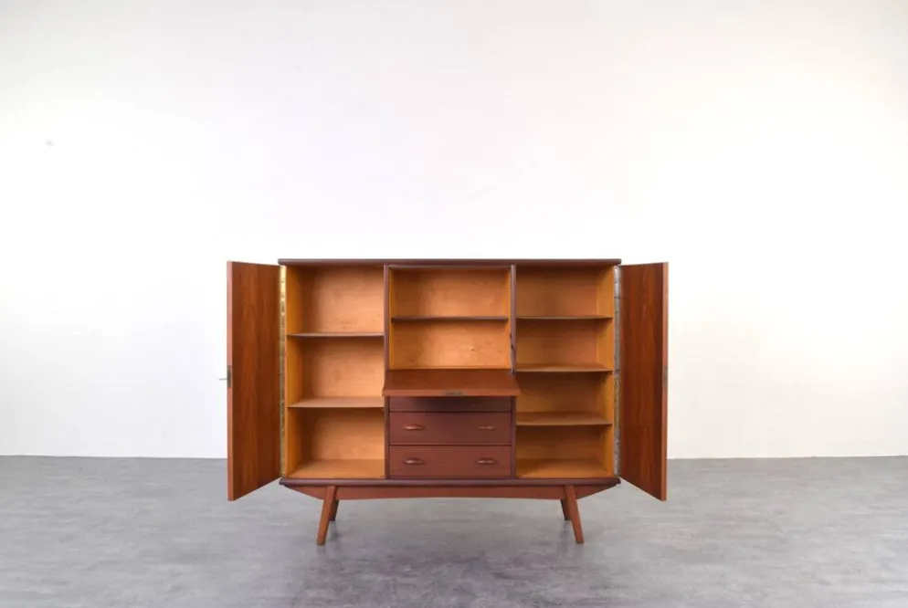 Buffet haut en teck danois des années 1960.
